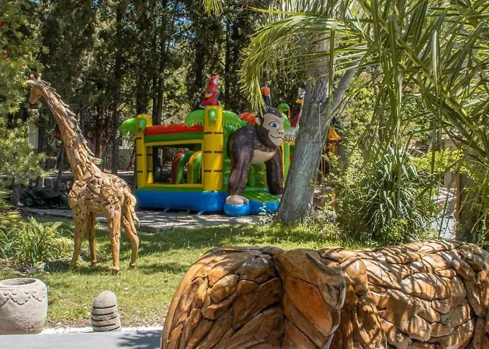 Camping 3 Etoiles - Piscine - Ccbefgh Tuchan